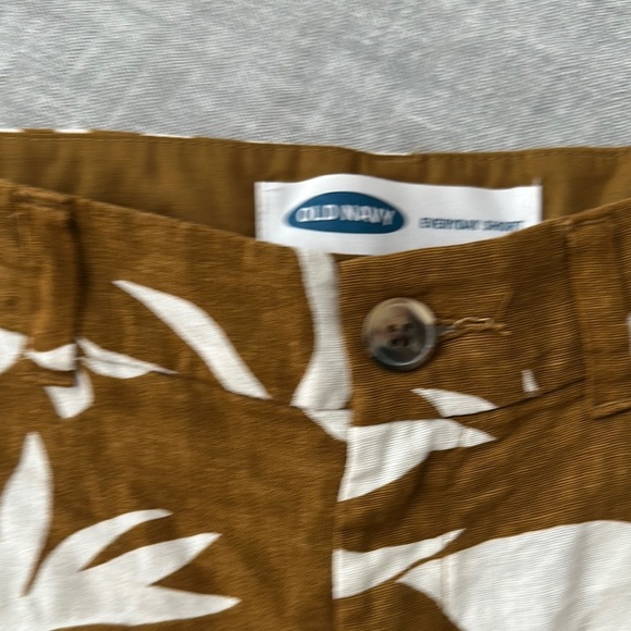 Old Navy Brown and White Bermuda Shorts with Tropical Print - Picture 3 of 13